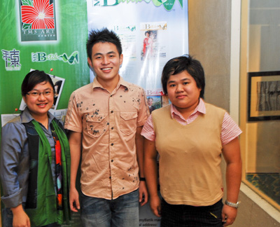 my sister ( with glass) named Cecilia, is a lawyer, and my youngest brother in the centre is an accounting student, on his left is Cynthia who is my Phamarcy sister. my sister ( with glass) named Cecilia, is a lawyer, and my youngest brother in the centre is an accounting student, on his left is Cynthia who is my Phamarcy sister.