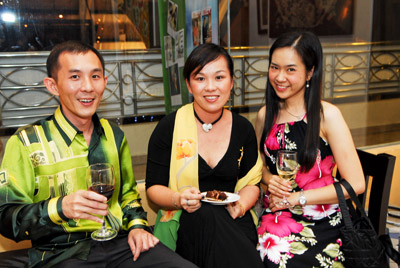 Justin is on my right and Felicia on my left Justin is on my right and Felicia on my left