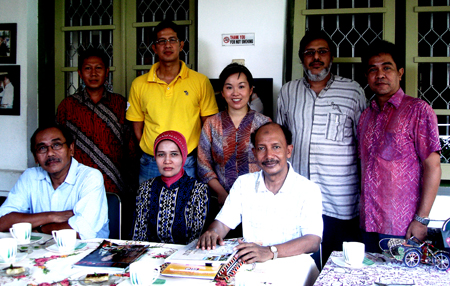 I feel so proud to present the myBatik magzine to the Mayor of Pekalongan and Batik Enterpreneurs