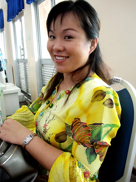 For my first time dress up in this Batik Baju Kurung from D'Rose Batik Kota Bharu design. It is a very unique design and look so modern. May be you want to ask me how much for this suit? and the answer is RM980 :)