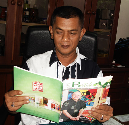 One of myBatik fan, who is the Director from Kraftangan Kelantan, Mr. Kamaruzaman