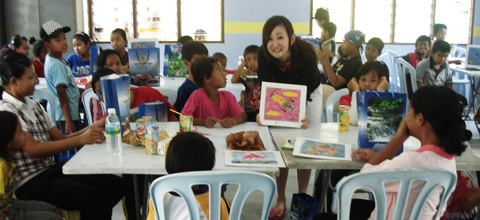 Ms. elaine with the kids during the batik workshop at Pualu Carey