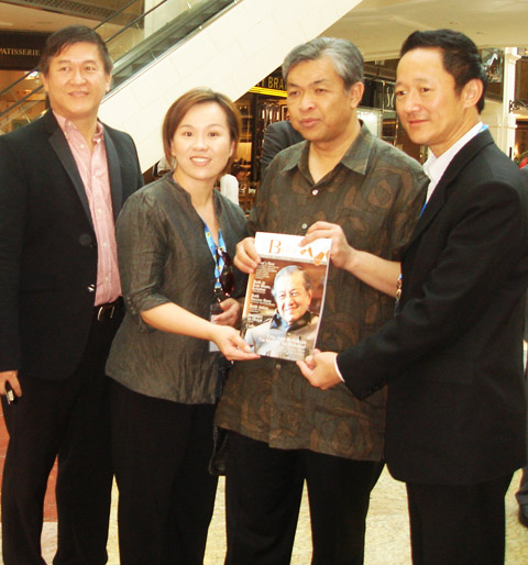 myBatik presentation to Minister Defence, Datuk Seri Dr. Ahamd, togather with Mr.Lee Hws Cheng, Mr. Seak Thean Pow & Ms. Emilia Tan in Dubai