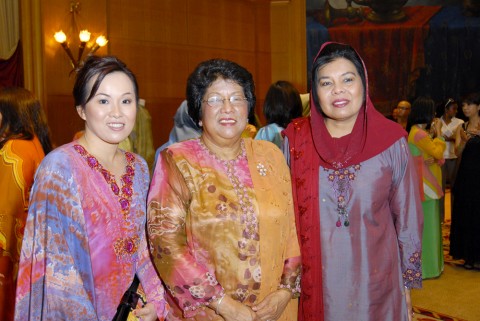 Emilia with Datuk Leela ( President of Penyayang Malaysia) & Zuraidah ( Managing Director of Karyaneka )