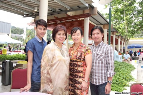 Emilia with Karyaneka Team at Kelab Darul Ehsan ( KDE )