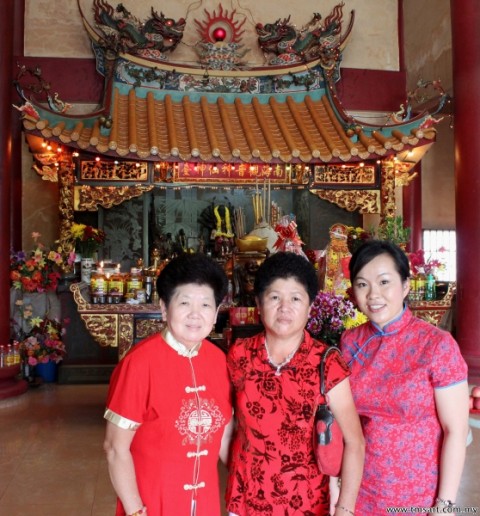 my mum's elder sister, who is also this temple owner & my mum (centre)