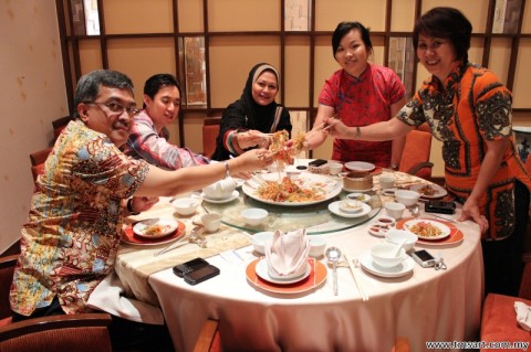 CNY Yee Sang : Dato Yusof. Ryan Khang, Yang Mulia Sharifah, Emilia & Janet Tee