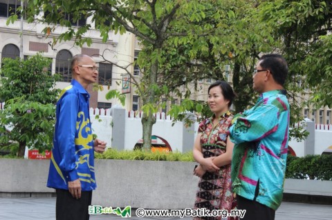 (in navy blue) Dato' Ibrahim, Director General of National Museum Malaysia, Emilia & Wan, Deputy Director of National Museum Malaysia ( In Sky blue)