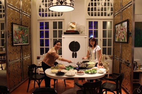 Steam boat - a traditional Chinese cruise 